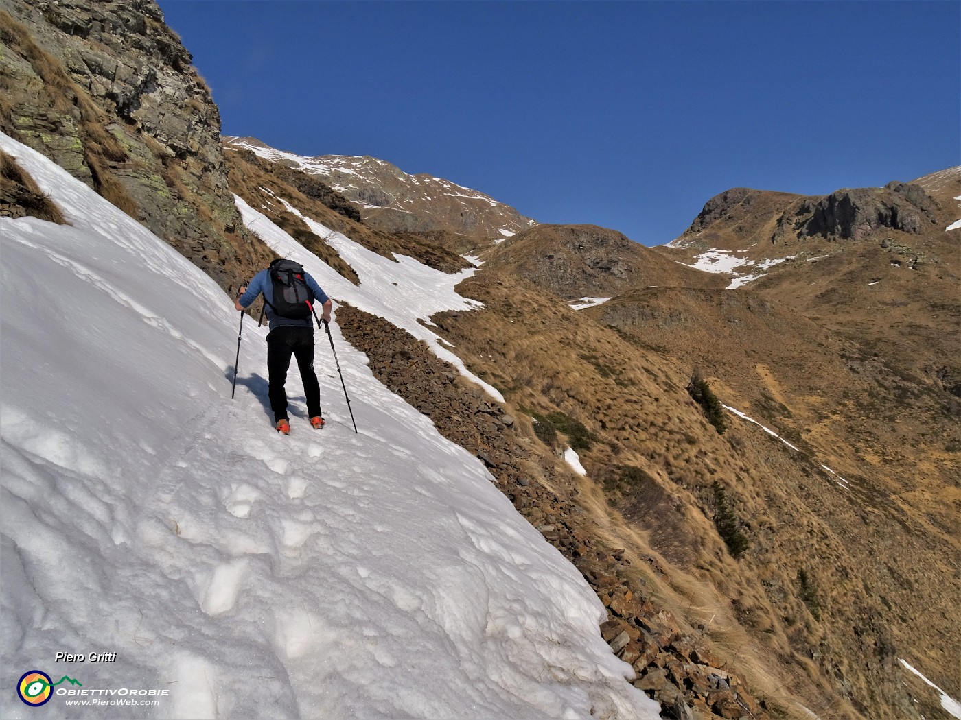 20 E adesso sotto a chi tocca  con ramponcini per tracciare nella neve  su pendio scosceso  .JPG